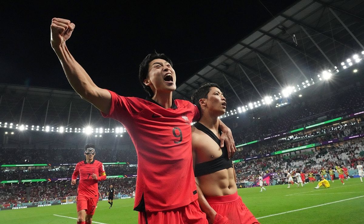 South Korea qualifies for knockout round in frantic finish