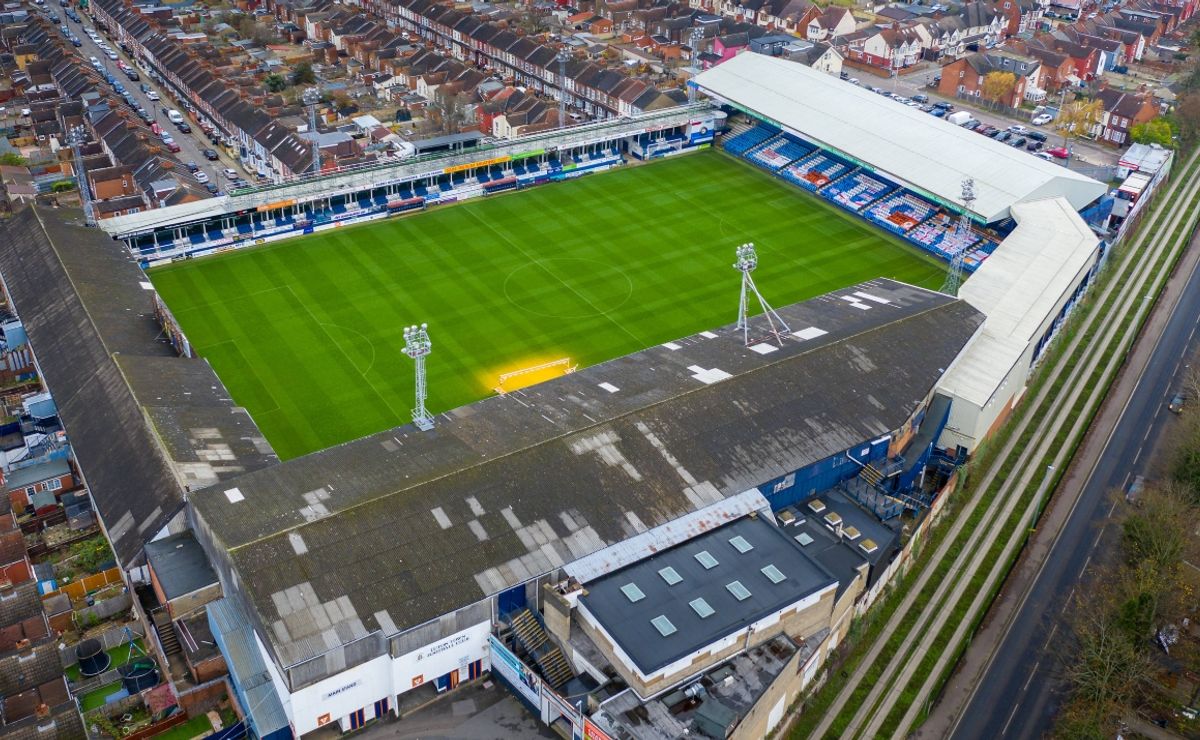 Фк лутон таун. Стадион Luton. Luton Town Stadium. Домашний стадион Лутон Таун. Новый стадион Лутон Таун.