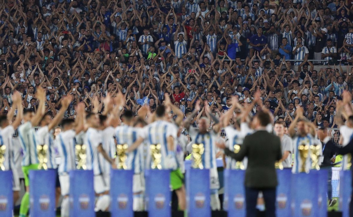 Ausgelassene argentinische Fans feiern die Weltmeisterschaft in Buenos Aires